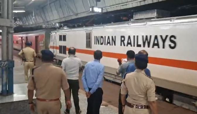 Jhansi News: Jhansi : छत्तीसगढ़ सम्पर्क क्रान्ति एक्सप्रेस में बम की सूचना से हड़कम्प, झांसी स्टेशन पर खाली कराई पूरी ट्रेन