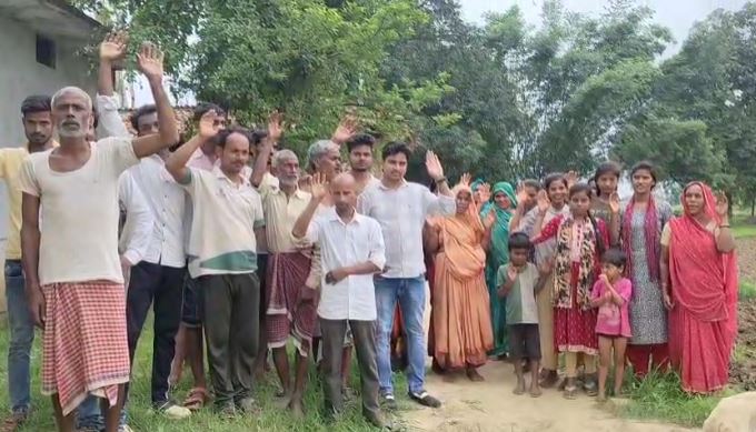 Sonbhadra : चकरोड कब्जे को लेकर हंगामा, ग्रामीणों ने की प्रशासन से कार्रवाई की मांग