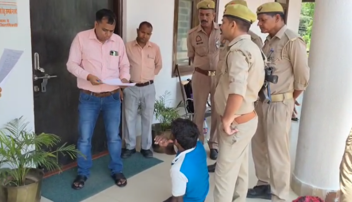 Azamgarh : दिव्यांग दंपति की गुहार: रास्ता ना मिला तो पत्नी को पीठ पर लाद पहुंचे DM कार्यालय