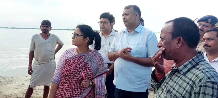 Bahraich : कटान प्रभावित ग्राम जानकीनगर का जिलाधिकारी और एसपी ने किया निरीक्षण