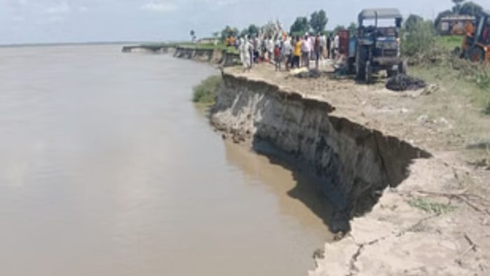Ballia : घाघरा किनारे ठोकर निर्माण अधूरा, खादीपुर गांव पर मंडराया कटान का खतरा