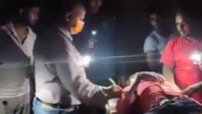 Baliya : बलिया जिला अस्पताल के इमर्जेंसी वार्ड में मरीज का टॉर्च की रोशनी में इलाज , वीडियो वायरल