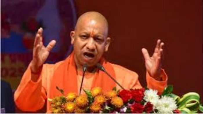 Varanasi : सीएम योगी ने समाज में विभेद पैदा करने वालों पर जमकर साधा निशाना
