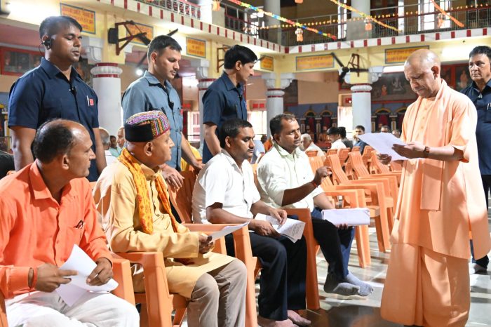 Gorakhpur: मुख्यमंत्री योगी ने जनता दर्शन में 200 लोगों की समस्याएं सुनी, पारदर्शी और शीघ्र समाधान के दिए निर्देश