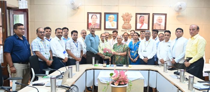 Lucknow : NAAC में ‘A’ ग्रेड मिलने पर बांदा कृषि विश्वविद्यालय की कुलाधिपति आनंदीबेन पटेल से भेंट