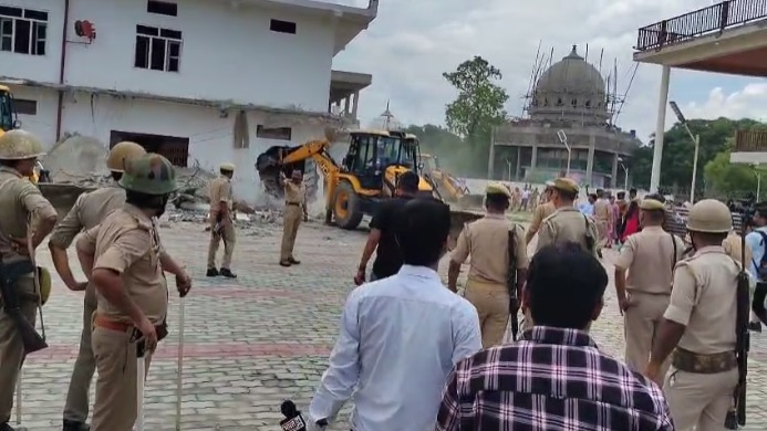 Balrampur: धर्मांतरण रैकेट का भंडाफोड़: ‘छांगुर बाबा’ पर प्रशासन की बड़ी कार्रवाई