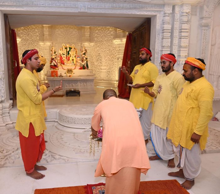 Ayodhya : पौधरोपण महा अभियान से पहले सीएम योगी ने श्री रामलला व हनुमानगढ़ी का किया दर्शन-पूजन