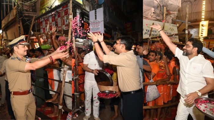 Varanasi: सावन के पहले सोमवार पर बाबा विश्वनाथ मंदिर पर उमड़ी श्रद्धालुओं की भीड़, जिलाधिकारी ने पुष्प वर्षा कर किया स्वागत।