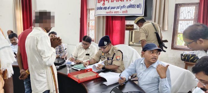 Samadhan Diwas : बस्ती में समाधान दिवस, डीएम-एसपी ने सुनी जनता की पीड़ा