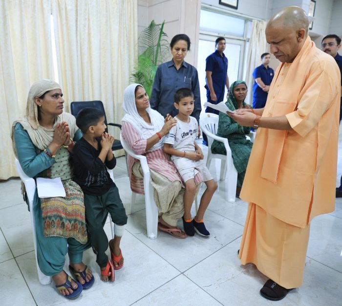 Lucknow : मुख्यमंत्री ने सोमवार को लखनऊ में किया ‘जनता दर्शन’