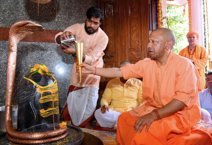 Gorakhpur : रुद्राभिषेक कर सीएम योगी ने की लोक मंगल की कामना