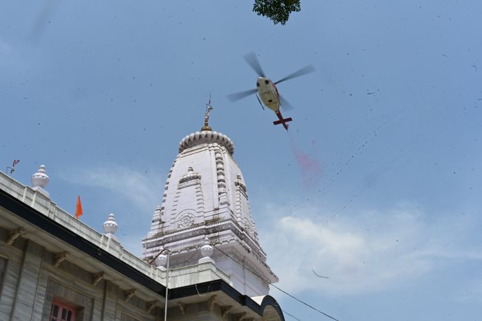 Gorakhpur : सावन शिवरात्रि पर योगी सरकार ने शिवभक्तों पर हेलीकॉप्टर से बरसाए सम्मान के पुष्प