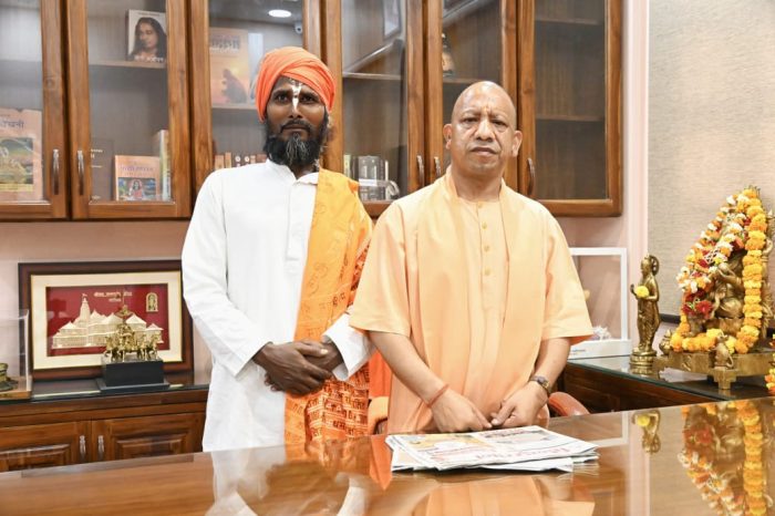 मुख्यमंत्री योगी आदित्यनाथ को अयोध्या के संत का शुभाशीर्वाद, कार्यकाल के 8 वर्ष पूर्ण होने पर दी बधाई