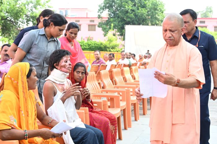 Gorakhpur : गोरखपुर में जन सेवा की नई मिसाल: मुख्यमंत्री योगी आदित्यनाथ का जनता दरबार