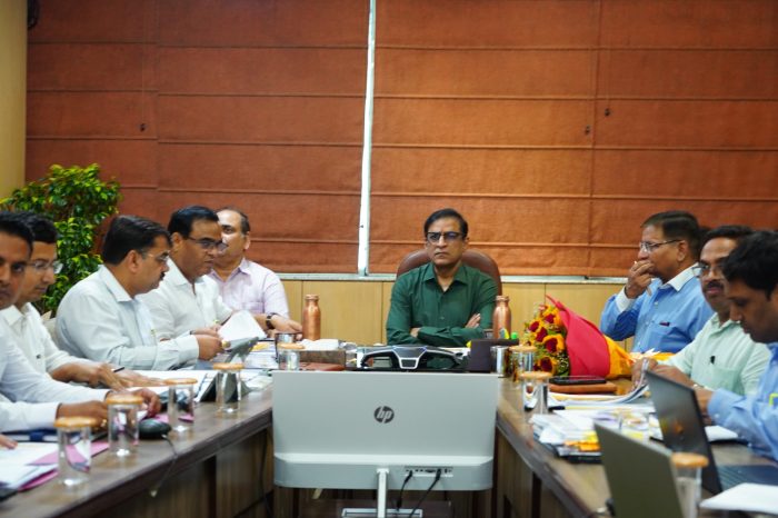 Lucknow : प्रमुख सचिव अमृत अभिजात ने की टेंडर, बिड और प्रगति की विस्तृत समीक्षा, परियोजनाएं को समय से पूरा करने के दिए निर्देश