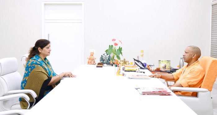 सीएम योगी से महिला आयोग अध्यक्ष डॉ. बबिता सिंह चौहान की शिष्टाचार भेंट