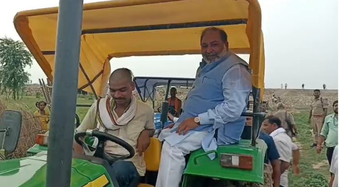 Ballia : बलिया में ग्रीन फील्ड पर संकट, मंत्री ने ट्रैक्टर से किया दौरा