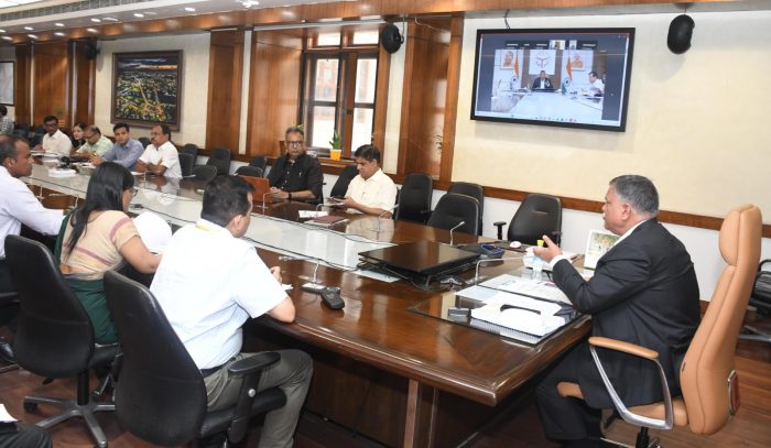 Lucknow : जीरो पॉवर्टी अभियान को लेकर मुख्य सचिव ने पंचायत सहायकों के साथ की बैठक, दिए दिशा-निर्देश