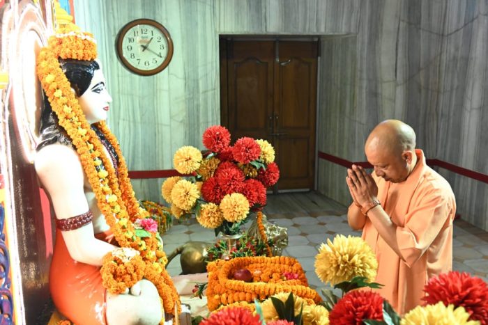 सीएम योगी ने गोरखनाथ मंदिर में किया पूजन, कुश्ती समारोह में होंगे मुख्य अतिथि