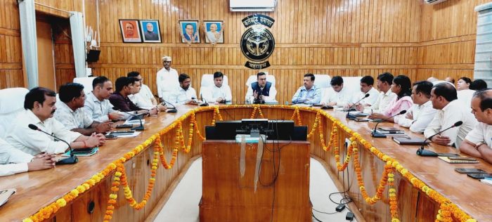 Bahraich : नवागत जिलाधिकारी अक्षय त्रिपाठी ने ग्रहण किया पदभार