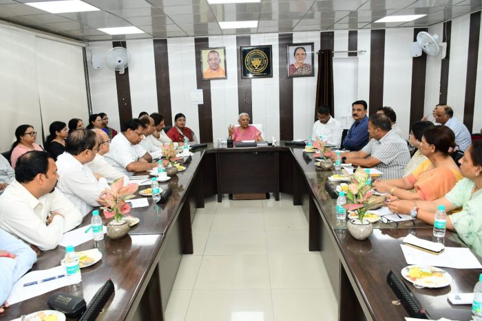 Lucknow : राज्यपाल आनंदीबेन पटेल ने की विश्वविद्यालयों की समीक्षा बैठक, दिए दिशा-निर्देश