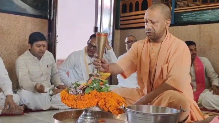 Gorakhpur: सावन के पहले दिन सीएम योगी ने किया रुद्राभिषेक