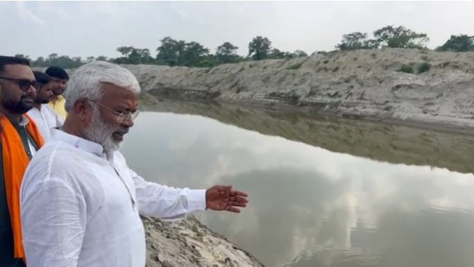 Lakhimpur kheri : जल शक्ति मंत्री स्वतंत्र देव सिंह ने किया सुहेली नदी का निरीक्षण