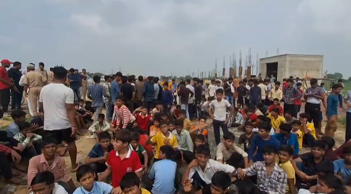 Hathras : नवोदय विद्यालय के छात्रों ने खराब खाने और अव्यवस्थाओं को लेकर किया सड़क जाम, हाईवे पर दिया धरना