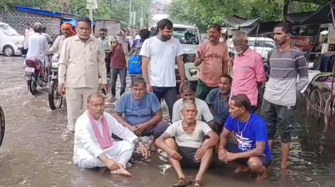 Firozabad : जलभराव की समस्या पर विधायक का अनोखा विरोध