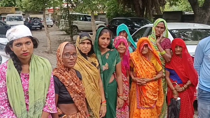 Etah : एटा के पंवास गांव में बंदरों का आतंक, डीएम से की गई शिकायत