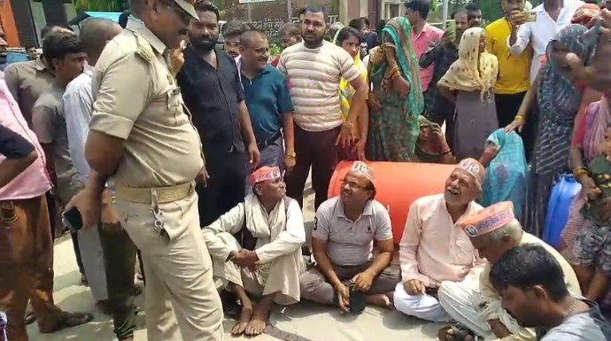 Mahoba : बारिश से जलभराव की समस्या बनी मुसीबत, ग्रामीणों ने किया सड़क जाम