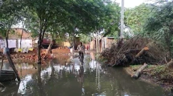 Etah: जलभराव और गंदगी से नाराज़ ग्रामीणों ने जताया विरोध, प्रशासन पर लगाया लापरवाही का आरोप