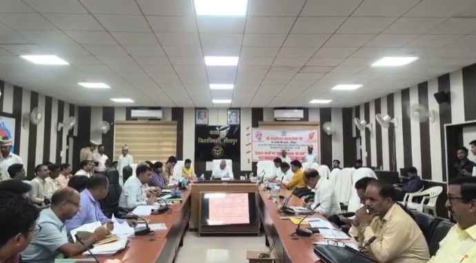 Sitapur : सीतापुर में प्रभारी मंत्री मयंकेश्वर शरण सिंह ने विकास कार्यों को लेकर अधिकारियों के साथ की समीक्षा बैठक
