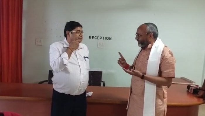 Sonbhadra : घटिया सड़क को लेकर भड़के विधायक, PWD अफसरों को लगाई फटकार