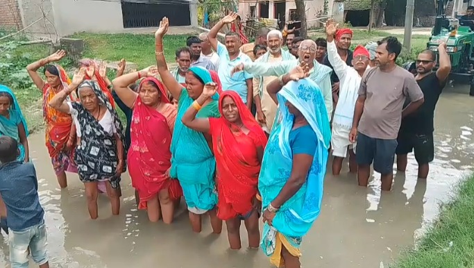 Azamgarh : परेशान ग्रामीणों का अनोखा प्रदर्शन,रोड नहीं तो वोट नहीं का दिया नारा