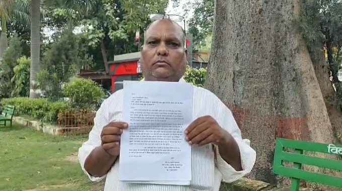 Bijnor : मनरेगा में तीन लाख रुपये के गबन का आरोप, शिकायत लेकर डीएम पहुंचे ग्रामीण