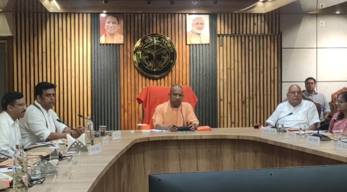 Gorakhpur : गोरखपुर में मुख्यमंत्री योगी आदित्यनाथ ने विकास कार्यों की धीमी गति पर जताई नाराजगी, अधिकारियों को दिए सख्त निर्देश
