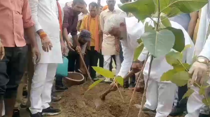 Barabanki : जल शक्ति मंत्री स्वतंत्र देव सिंह ने किया त्रिवेणी वृक्षारोपण