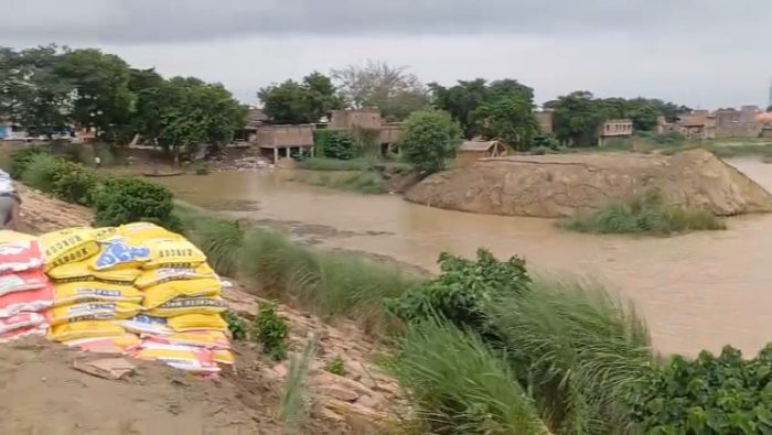 Ballia: बलिया में गंगा ने पार किया खतरे का निशान, प्रशासन अलर्ट