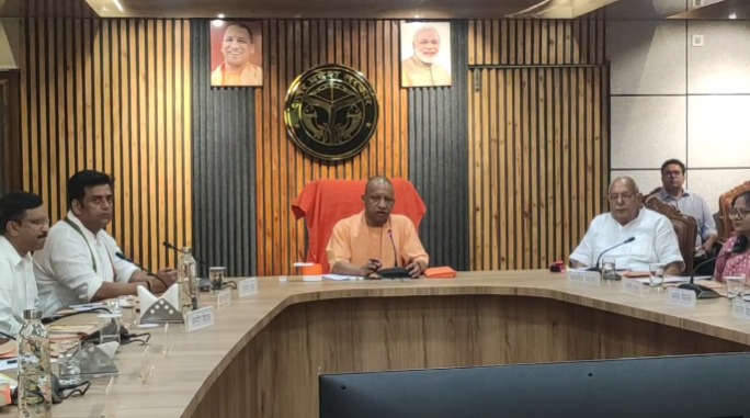 Gorakhpur : विकास कार्यों की बैठक में सीएम योगी के सख्त तेवर
