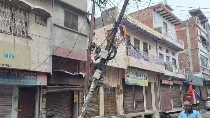 Hathras : हाथरस विद्युत विभाग की लापरवाही दे रही हादसे को न्योता, चक्की बाजार में खतरे की घंटी