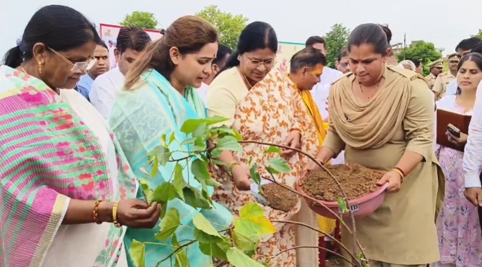 Etawah : अपर्णा यादव ने ‘वृक्षारोपण महा अभियान 2025’ के तहत किया पौधारोपण, वीर सैनिकों व माताओं को किया समर्पित
