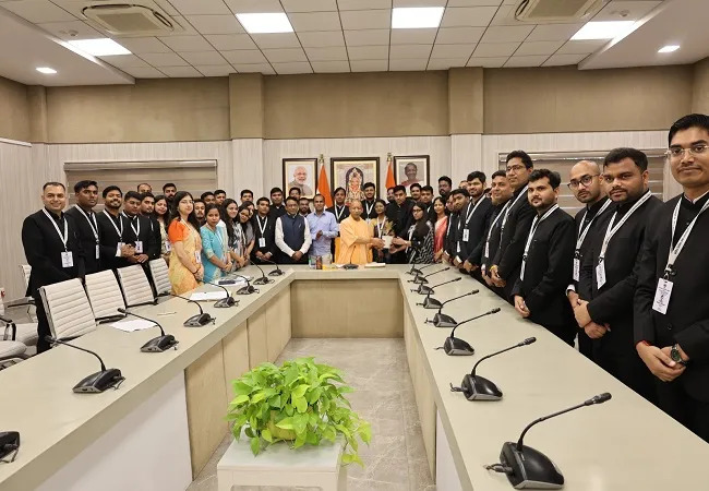 UP : CM योगी ने PCS प्रशिक्षुओं को दिए सफलता के 3 मंत्र, संवाद, संवेदनशीलता और सकारात्मकता