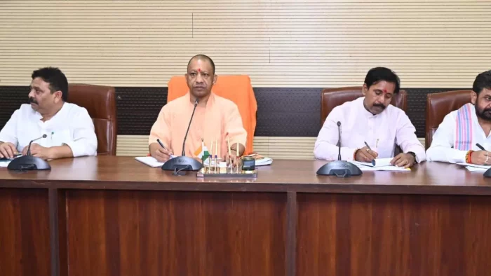 Varanasi : बाढ़ पीड़ितों को प्राथमिकता पर राहत सामग्री उपलब्ध कराई जाए-योगी आदित्यनाथ