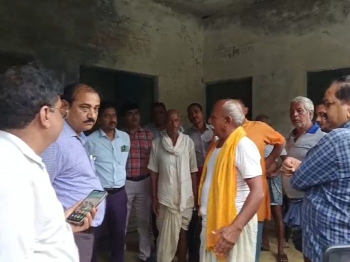 Sitapur : सीतापुर में यूरिया की कालाबाजारी का भंडाफोड़, समिति सचिव और चौकीदार पर मुकदमा