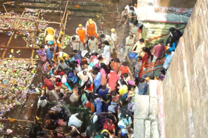 Varanasi : सूर्य षष्ठी पर लोलारक कुंड में उमड़ा श्रद्धालुओं का सैलाब