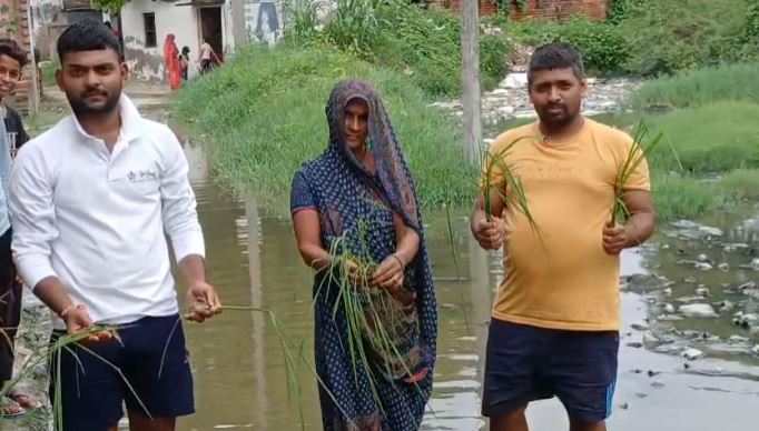 Varanasi : खराब सड़क पर ग्रामीणों ने किया अनोखा विरोध, शासन से लगा रहे गुहार