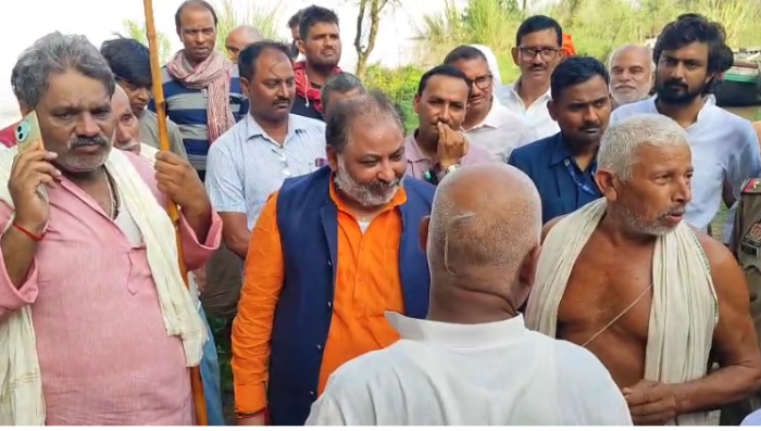 UP Flood : उफान पर नदियां, परिवहन मंत्री दयाशंकर सिंह ने बाढ़ ग्रस्त क्षेत्र का किया दौरा