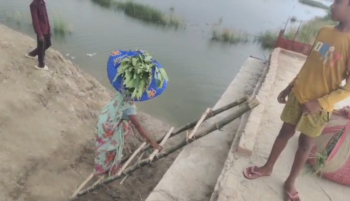 Ghazipur : बाढ़ में नांव से नहीं सीढ़ी से पहुंच रहे हैं अपने गांव