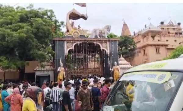 मथुरा में जन्माष्टमी की धूम, दुल्हन की तरह सजा ब्रज, सुरक्षा व सजावट के पुख्ता इंतजाम